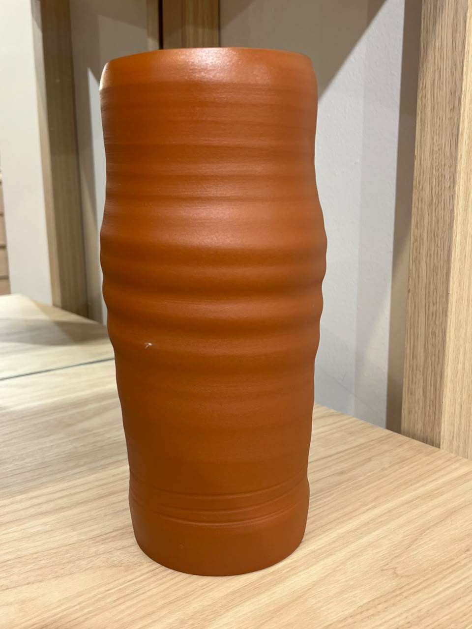 VASO ONDULADO PEQUENO DE CERÂMICA TERRACOTA
