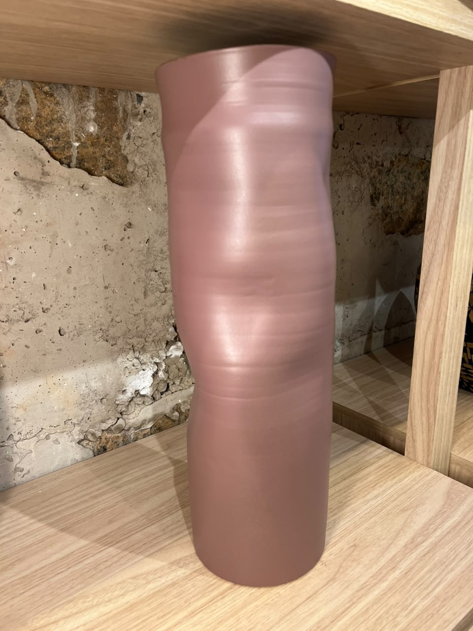 VASO ALTO AMASSADO MARROM