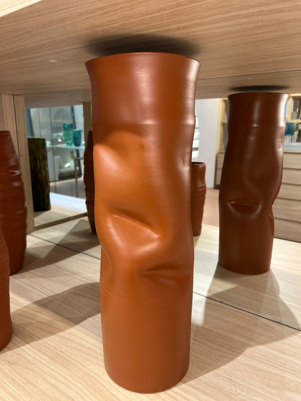 VASO ALTO AMASSADO TERRACOTA